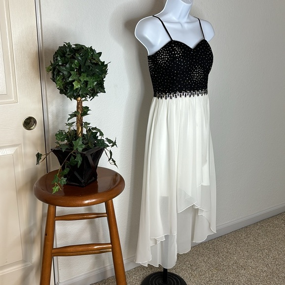 City Triangles Homecoming Prom Dress | Blk/Wht | Size 5 - Picture 3 of 14